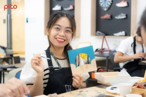 Nhân viên thích thú với hộp đèn