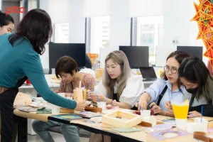 Nhân viên chăm chú làm hộp đèn Trung thu