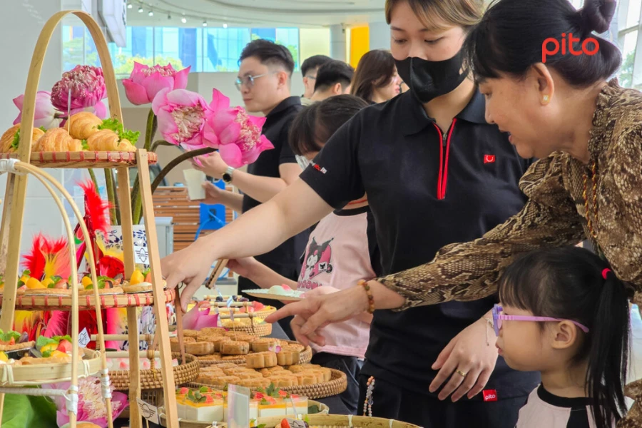Bàn tiệc trung thu thu hút nhiều thực khách