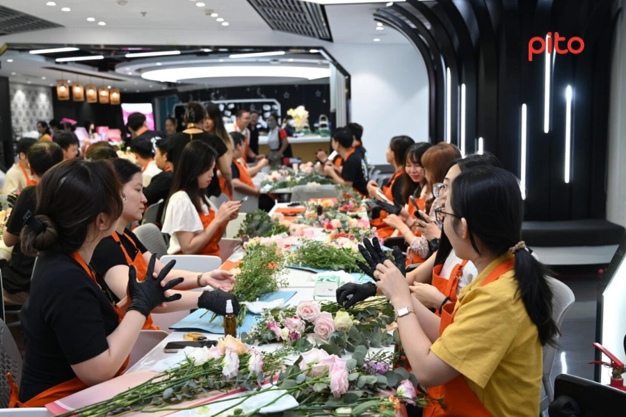 Cộng sự Axon tham gia workshop cắm hoa tại văn phòng