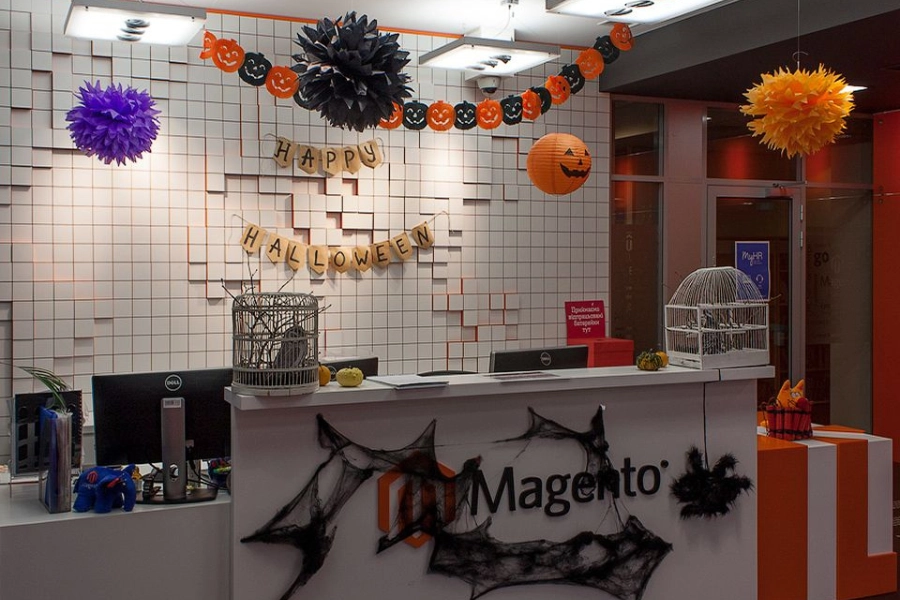 Festive-reception-desk-set-up-halloween Quầy lễ tân ngày Halloween