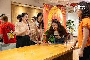 Cộng sự vui vẻ và náo nhiệt tham gia trò chơi