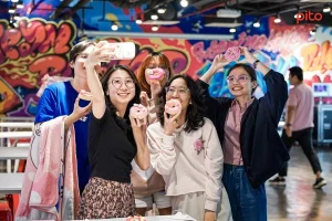 Chị em phái đẹp vui vẻ check in bên bàn tiệc