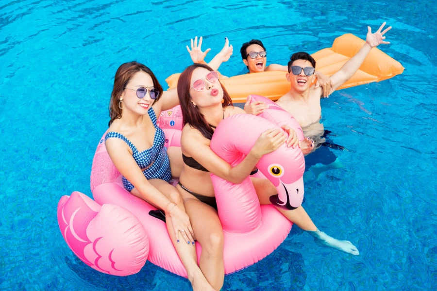 Tiệc hồ bơi