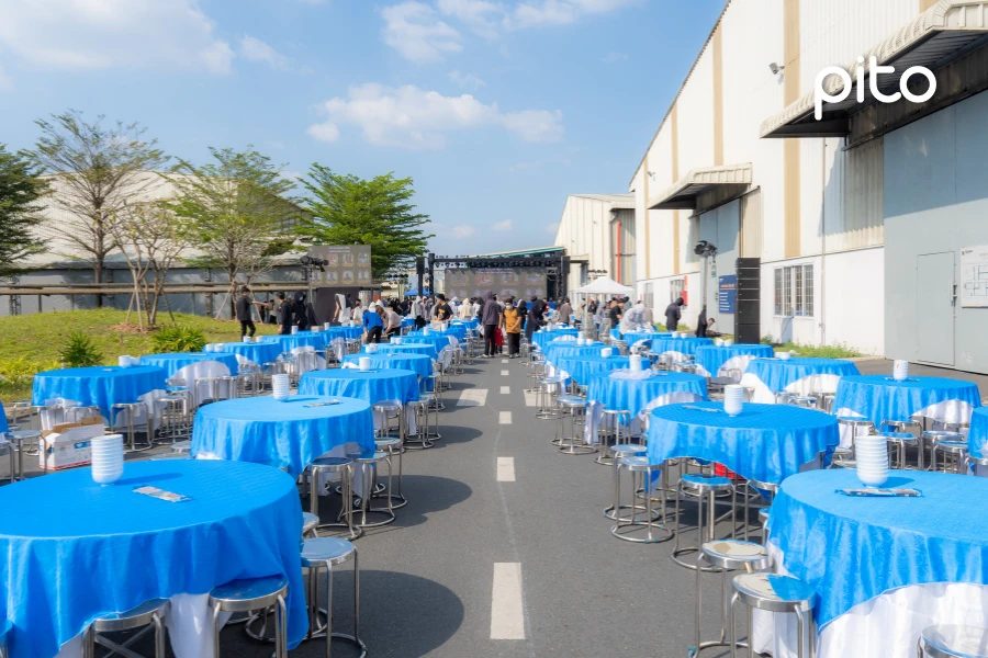 ban-tiec-bay-tri-gon-gang Bàn tiệc ngay ngắn, chỉn chu tại nhà xưởng