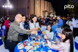 Cộng sự hào hứng cùng nhau ăn mừng ngày tất niên