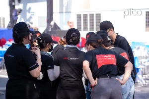 Cộng sự làm việc chỉn chu