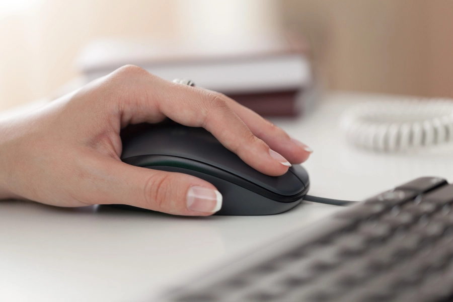 Dùng chuột máy tính sai tư thế và quá lâu