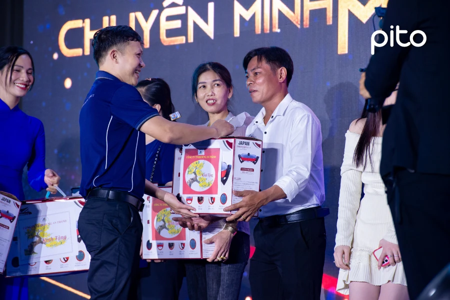 trao-thuong-cho-nhan-vien-tat-nien Bốc thăm trúng thưởng Tất niên