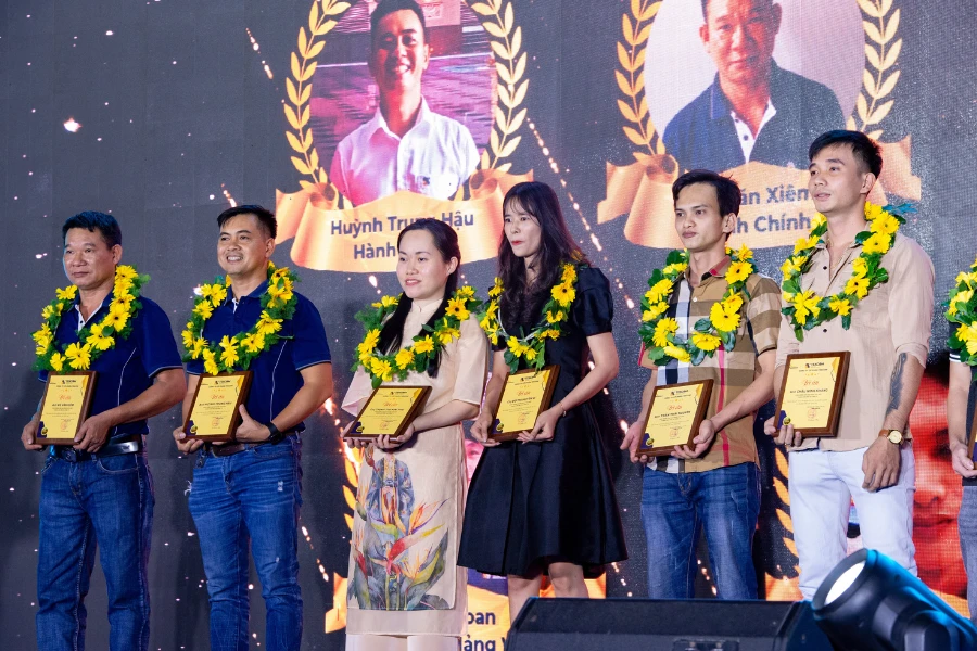 trao-thuong-nhan-vien-tekcom Trao thưởng cho nhân viên cống hiến