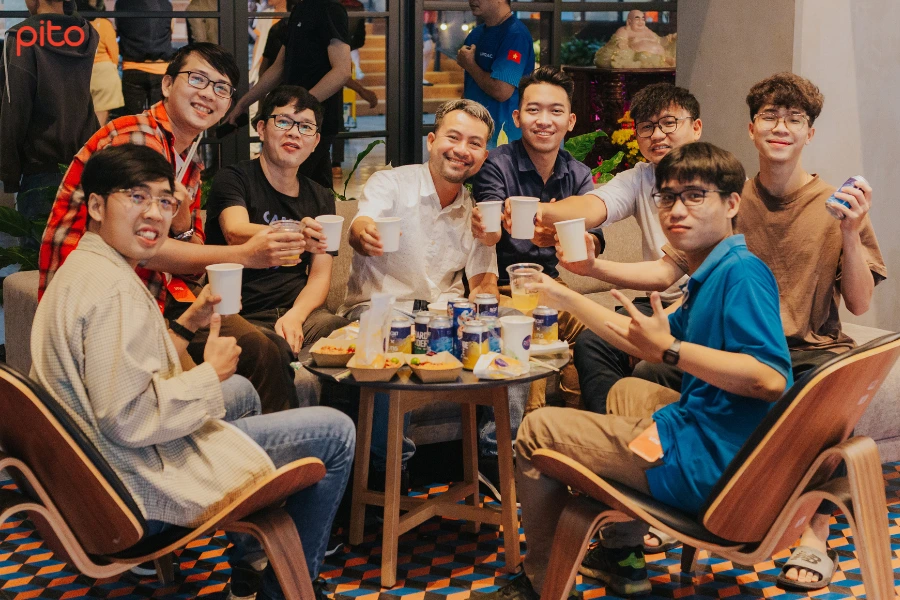 Happy-hour Happy Hour ăn mừng giải thưởng nơi làm việc