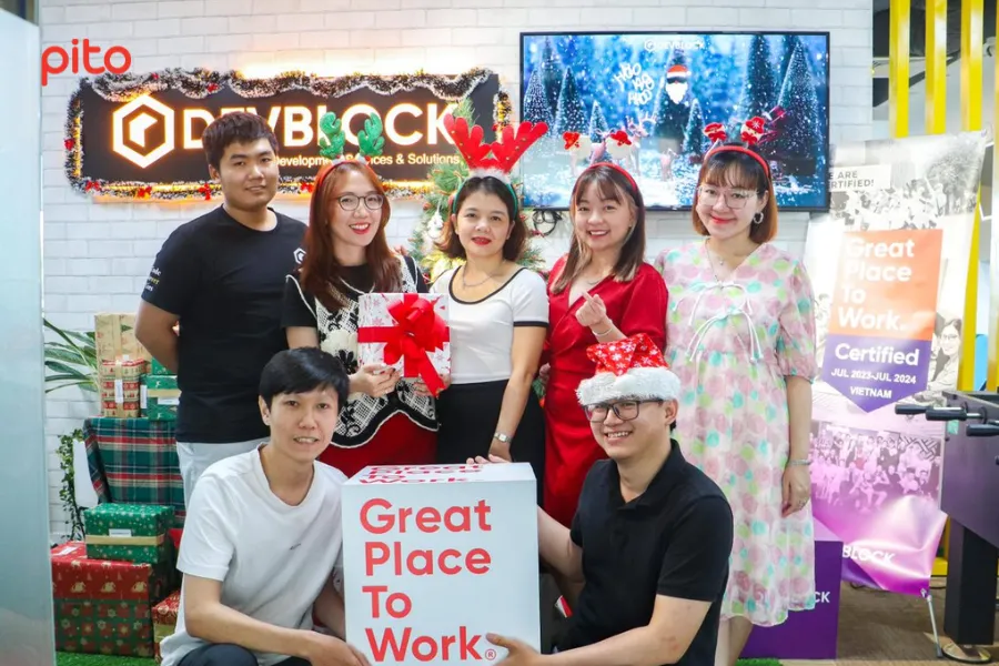 an-mung-noi-lam-viec-tot-nhat-kem-giang-sinh-tai-Devblock Tổ chức tiệc ăn mừng kết hợp Giáng sinh, Happy New Year