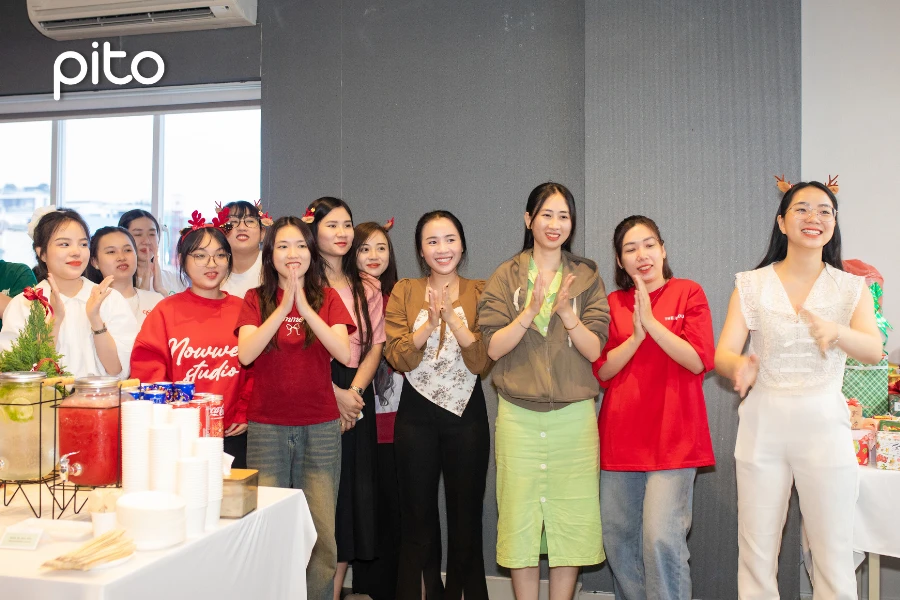 cong-su-moneyveo-tiec-giang-sinh Cộng sự háo hức thưởng thức tiệc giáng sinh tại văn phòng