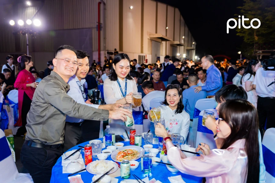 Cộng sự hào hứng cùng nhau ăn mừng ngày tất niên