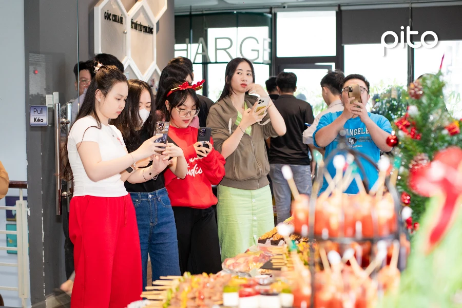 moneyveo-cong-su-check-in Cộng sự thích thú với bữa tiệc