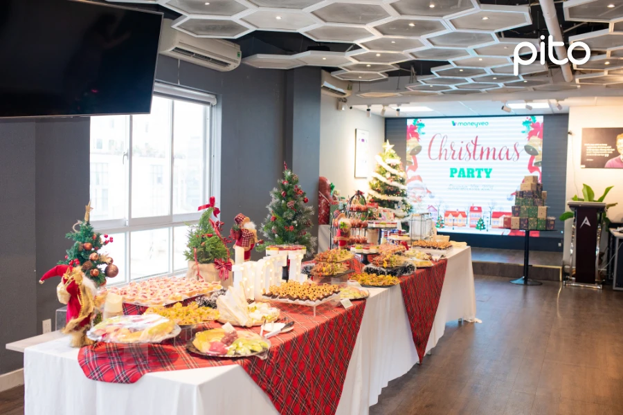 moneyveo-tiec-giang-sinh-tai-van-phong Toàn cảnh bàn tiệc giáng sinh finger food