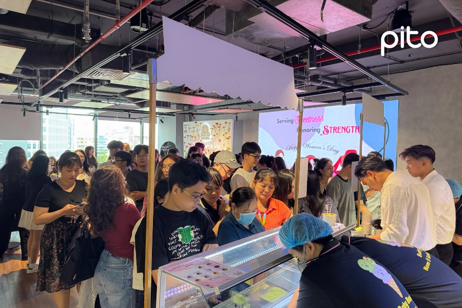 Khách hàng đợi phục vụ livestation kem